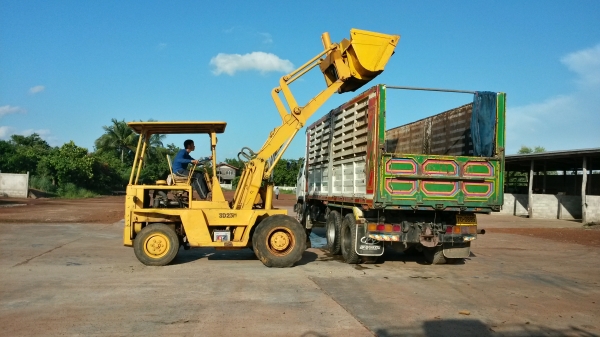 รถตักล้อยาง TCM SD23