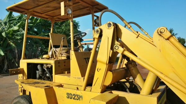 รถตักล้อยาง TCM SD23