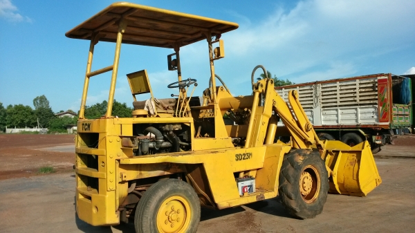 รถตักล้อยาง TCM SD23