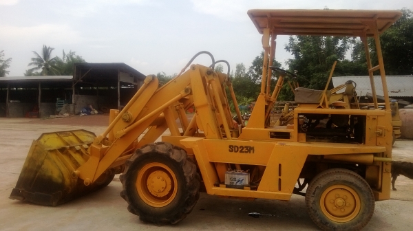 รถตักล้อยาง TCM SD23