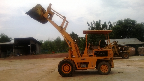 รถตักล้อยาง TCM SD23