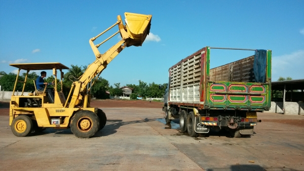 รถตักล้อยาง TCM SD23