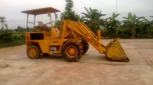 รถตักล้อยาง TCM SD23