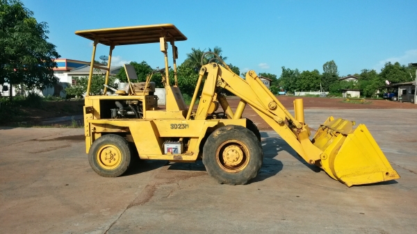 รถตักล้อยาง TCM SD23