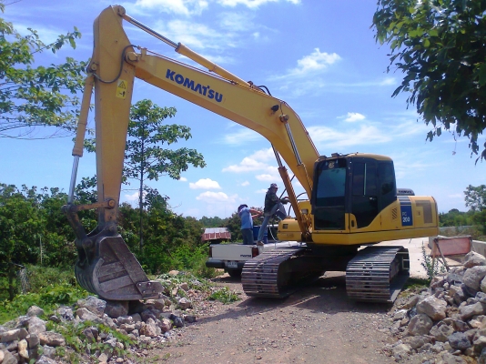 ขาย..รถขุด KOMATSU PC200-7 รถสวยแจ่ม แรงดี สภาพใหม่ทั้งคัน มีทะเบียนครบ ราคาต่อรองได้อีก..