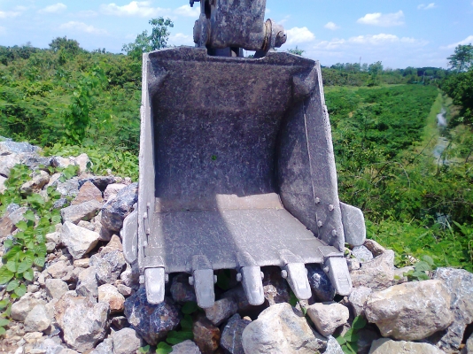 ขาย..รถขุด KOMATSU PC200-7 รถสวยแจ่ม แรงดี สภาพใหม่ทั้งคัน มีทะเบียนครบ ราคาต่อรองได้อีก..