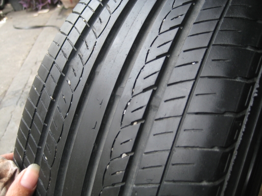 ขายยาง yokohama db 215 55 17 ปี09 1เส้น และdunlop `สภาพ90\%อีกเส้น