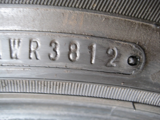 ขายยาง yokohama db 215 55 17 ปี09 1เส้น และdunlop `สภาพ90\%อีกเส้น