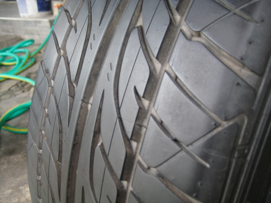 ขายยาง yokohama db 215 55 17 ปี09 1เส้น และdunlop `สภาพ90\%อีกเส้น