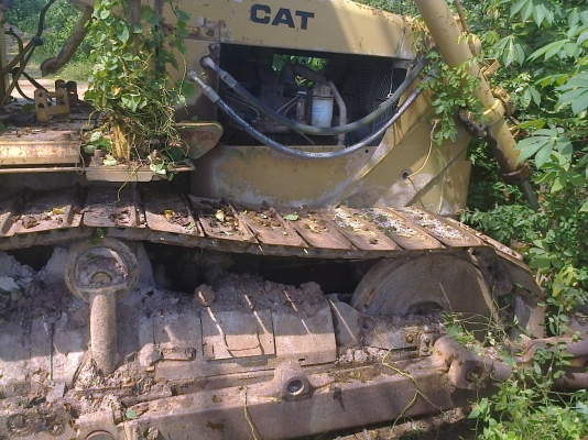 ขายถูก!!CAT D4E เล่มทะเบียน สภาพดี สวย เต็ม เจ้าของซืัอมาใช้งานเดียว จอดหญ้าคลุมเกือบมิด