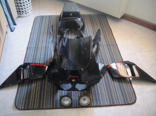 ขาย แฟริ่งเดิม cbr400 ปี 89 ครับ 3,500 ครบทุกชิ้นครับ