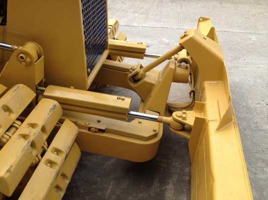 ขายรถแทรกเตอร์ตีนตะขาบ KOMATSU D20-6 มือสอง นำเข้าจากญี่ปุ่น ทำสีใหม่