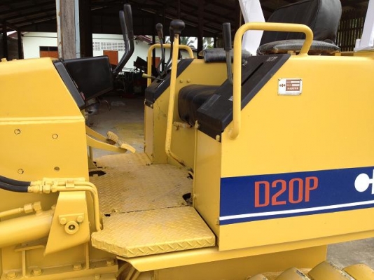 ขายรถแทรกเตอร์ตีนตะขาบ KOMATSU D20-6 มือสอง นำเข้าจากญี่ปุ่น ทำสีใหม่
