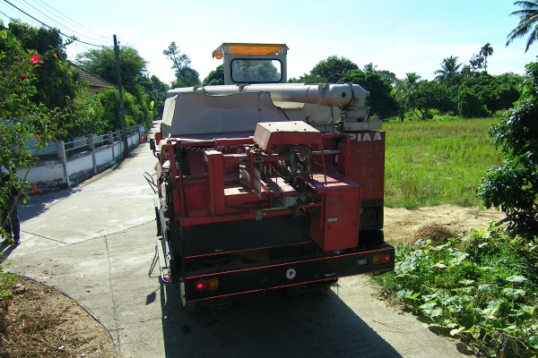 ขาย รถเกี่ยวข้าว พร้อมมัดฟางในตัว ขาย รถเกี่ยวข้าว พร้อมมัดฟางในตัว