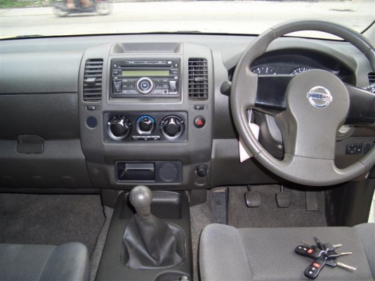 NISSAN NAVARA CALIBRE KINGCAB2500M/T เบรคABS 6เกียร์สีขาวสวย หน้าหลังเดิม NISSAN NAVARA CALIBRE KINGCAB2500M/T เบรคABS 6เกียร์สีขาวสวย หน้าหลังเดิม