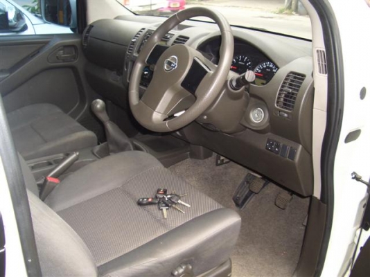 NISSAN NAVARA CALIBRE KINGCAB2500M/T เบรคABS 6เกียร์สีขาวสวย หน้าหลังเดิม NISSAN NAVARA CALIBRE KINGCAB2500M/T เบรคABS 6เกียร์สีขาวสวย หน้าหลังเดิม