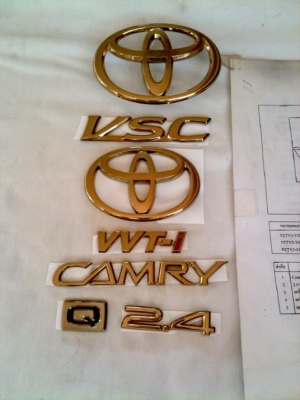 อักษรทั้งชุดสีทอง ของแท้ห้างสำหรับรถแคมรี่ หรือ โตโยต้าทุกรุ่น ใหม่เอี่ยม  ราคา 900 บาท Tel.085-150-9040