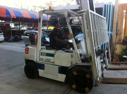 ขายฟอร์คลิฟต์ KOMATSU 2.5 TON   FG25-11 SIDE SHIFT งาสไลด์ซ้ายขวาครับ น้ำหนักรถ 5000 KG ขอบคุณมากครับพี่ต่าย