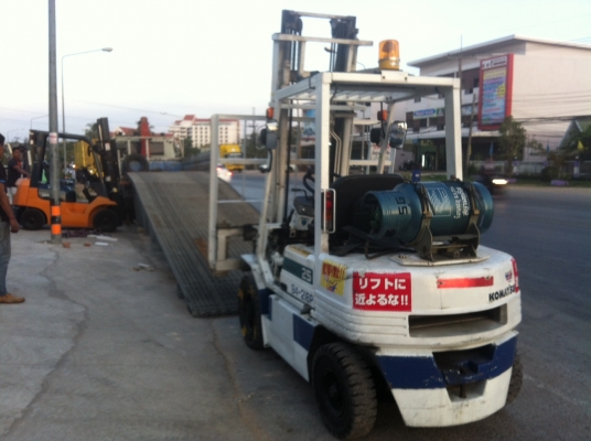 ขายฟอร์คลิฟต์ KOMATSU 2.5 TON   FG25-11 SIDE SHIFT งาสไลด์ซ้ายขวาครับ น้ำหนักรถ 5000 KG ขอบคุณมากครับพี่ต่าย