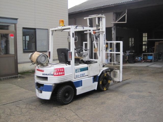 ขายฟอร์คลิฟต์ KOMATSU 2.5 TON   FG25-11 SIDE SHIFT งาสไลด์ซ้ายขวาครับ น้ำหนักรถ 5000 KG ขอบคุณมากครับพี่ต่าย