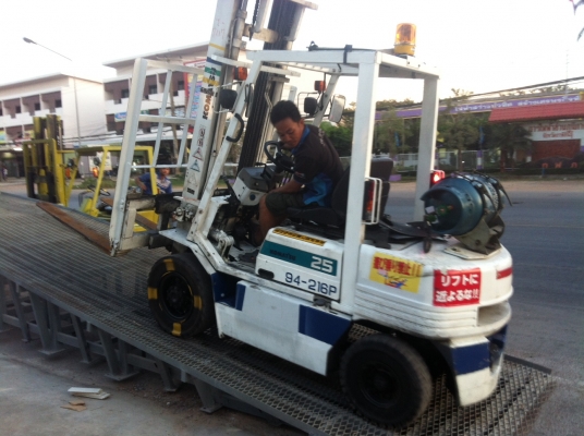 ขายฟอร์คลิฟต์ KOMATSU 2.5 TON   FG25-11 SIDE SHIFT งาสไลด์ซ้ายขวาครับ น้ำหนักรถ 5000 KG ขอบคุณมากครับพี่ต่าย