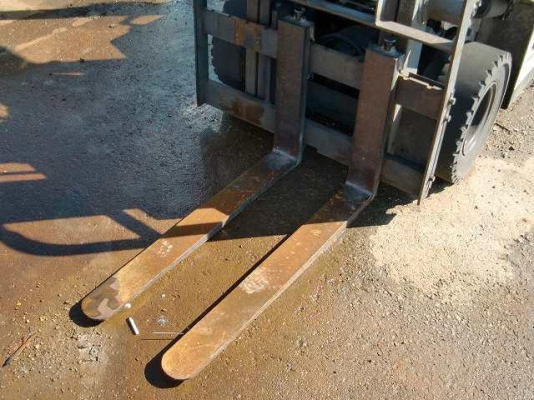 ขายฟอร์คลิฟต์ KOMATSU 2.5 TON   FG25-11 SIDE SHIFT งาสไลด์ซ้ายขวาครับ น้ำหนักรถ 5000 KG ขอบคุณมากครับพี่ต่าย