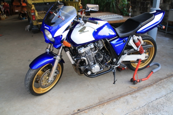 ขาย CB 1000 คาร์บูไฟฟ้าสรรพสามิตเรียบร้อย เครื่องดี สีใหม่ ท่อสูตร ตูดแต่ง 98000