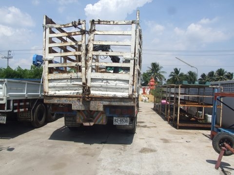 ขายรถบรรทุก 12 ล้อและ 10 ล้อพร้อมเฮี้ยบยกเครน