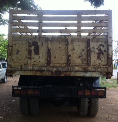 MITSUBISHI FUSO FN527 TURBO - 220 HP 6D16 TF 7578 สิบล้อดั๊มพ์ 2 เพลา กระบะดั๊มพ์เหล็ก 12 ตันสภาพสวย เครื่องแน่นดีมากๆครับไม่มีเยิ้ม ภายในเก๋งคอนโซลเรือนไมล์ครบ พวงมาลัยเพาเวอร์ เบรคทริ๊ปฟี้ ช่วงล่างคัชซีสวยไม่มีแตกไม่มีบวม ยางสภาพดีประมาณ 70\% พร้อมบรรทุก