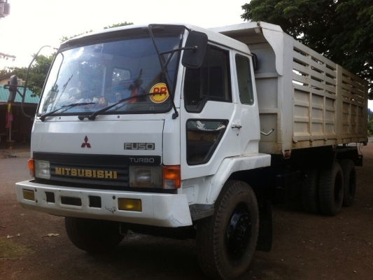 MITSUBISHI FUSO FN527 TURBO - 220 HP 6D16 TF 7578 สิบล้อดั๊มพ์ 2 เพลา กระบะดั๊มพ์เหล็ก 12 ตันสภาพสวย เครื่องแน่นดีมากๆครับไม่มีเยิ้ม ภายในเก๋งคอนโซลเรือนไมล์ครบ พวงมาลัยเพาเวอร์ เบรคทริ๊ปฟี้ ช่วงล่างคัชซีสวยไม่มีแตกไม่มีบวม ยางสภาพดีประมาณ 70\% พร้อมบรรทุก