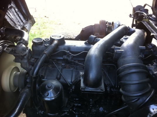 MITSUBISHI FUSO FN527 TURBO - 220 HP 6D16 TF 7578 สิบล้อดั๊มพ์ 2 เพลา กระบะดั๊มพ์เหล็ก 12 ตันสภาพสวย เครื่องแน่นดีมากๆครับไม่มีเยิ้ม ภายในเก๋งคอนโซลเรือนไมล์ครบ พวงมาลัยเพาเวอร์ เบรคทริ๊ปฟี้ ช่วงล่างคัชซีสวยไม่มีแตกไม่มีบวม ยางสภาพดีประมาณ 70\% พร้อมบรรทุก