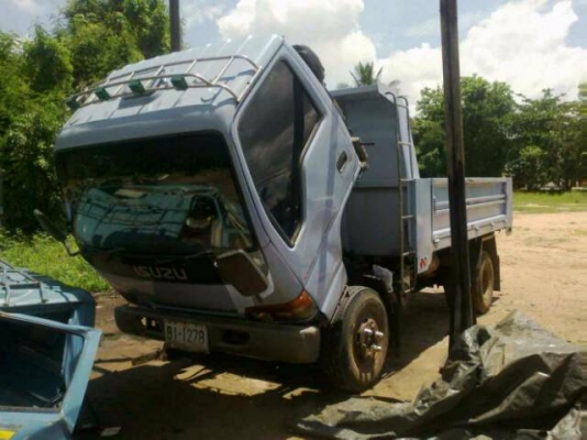 ISUZU  NPR  6 ล้อดั้ม รถห้างเครื่อง  120  เกียร์สั้น  พวงมาลัยเพาเวอร์  เบรกฟี่ ดั้มยาว 4.20  M