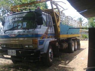 HINO  KT  725  2  เพลาดั้ม  เครื่องเดิม แต่เกราะโบ   พวงมาลัยเพาเวอร์เบรคจิฟฟี่ เกียร์ลูกใหญ่
