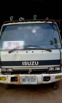 รถบรรทุกหกล้อดั้มยี่ห้ออีซูซุ