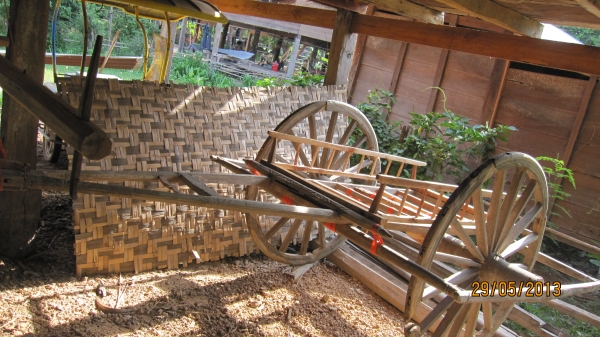 ขายเกวียนโบราณไม้พยุงเกือบทั้งหลังเริ่มจะหายากแล้วครับ เกวียนสภาพดีสภาพเกือบสมบูรณ์เก่าเก็บของผูเต่าแถวบ้านครับ  มียุ3หลังด่วนๆๆๆเปิดที่หลังละ13000บาทราคาคุยกันได้ครับสนใจติดต่อ 0801696651 อยู่อำนาจเจริญครับ