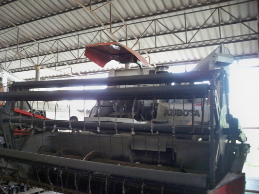 รถเกี่ยวข้าว Kubota DC95GM
