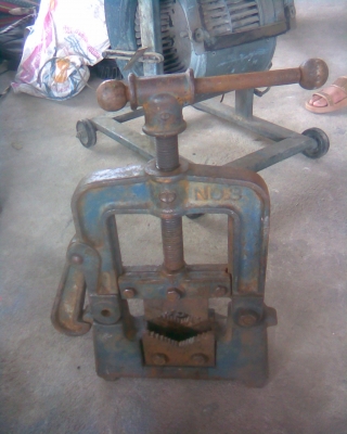 ตัวจับท่อครับสภาพเดิมครับพร้อมใช้  ขนาด  3  นิ้วครับสภาพเดิมๆพร้อมใช้งานครับสวยๆครับราคานี้คุ้มครับใช้ยาวครับไม่ต้องเบิกใหม่ครับ