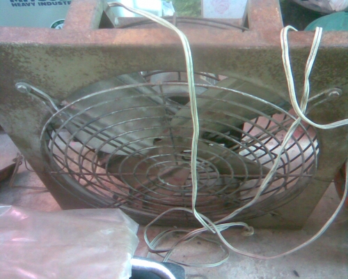 พัดลมตัวใหญ่ใบพัดเหล็ก มอเตอร์โตชิบา 1/4 แรงสภาพพร้อมใช้งานครับลมแรงครับใบพัดเป็นเหล็กครับมอเตอร์โตชิบา  1/4  แรงครับ  ราคานี้คุ้มมากครับใช้ยาวครับ