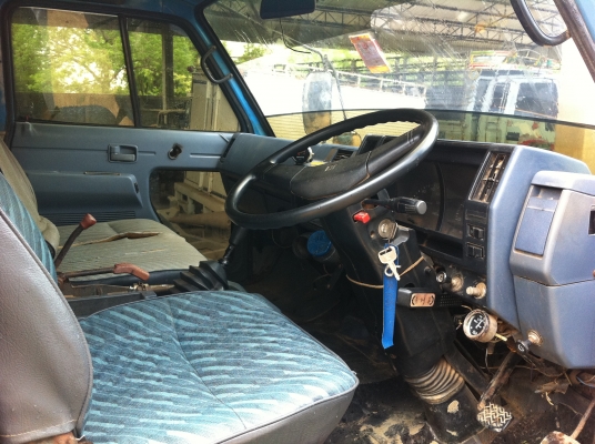 ขายรถบรรทุก 6 ล้อ (ดั้มดิน) ISUZU NPR รถห้างแท้ เปลี่ยนหัวนอก คัสซี NPR59LU5M-7112172 เครื่อง 4BD1-464275 (115 แรงม้า) ภาษีเต็ม คัสซีสวย แอร์เย็น ช่วงล่าง F หน้า-หลัง ยางดี 6 เส้น