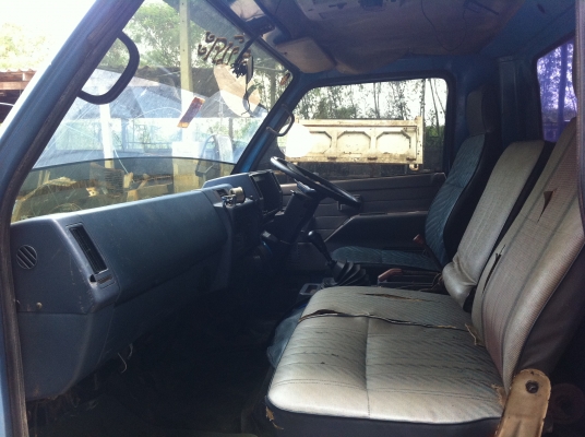 ขายรถบรรทุก 6 ล้อ (ดั้มดิน) ISUZU NPR รถห้างแท้ เปลี่ยนหัวนอก คัสซี NPR59LU5M-7112172 เครื่อง 4BD1-464275 (115 แรงม้า) ภาษีเต็ม คัสซีสวย แอร์เย็น ช่วงล่าง F หน้า-หลัง ยางดี 6 เส้น