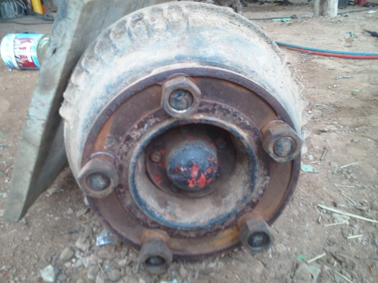 ขายเฟืองท้ายอีซูสุ 110 พร้อมขอบล้อและยาง 750  ขอบ 15 ครับ + ค้านหน้าครับ ราคาต่อรองได้