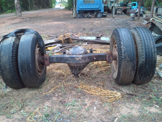 ขายเฟืองท้ายอีซูสุ 110 พร้อมขอบล้อและยาง 750  ขอบ 15 ครับ + ค้านหน้าครับ ราคาต่อรองได้