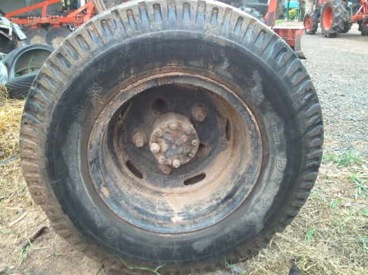 ขายเฟืองท้ายอีซูสุ 110 พร้อมขอบล้อและยาง 750  ขอบ 15 ครับ + ค้านหน้าครับ ราคาต่อรองได้