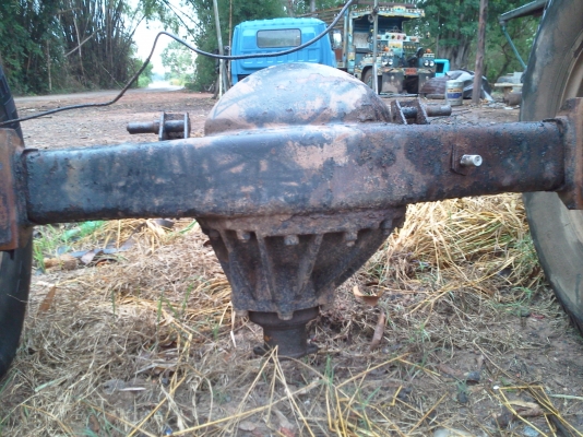 ขายเฟืองท้ายอีซูสุ 110 พร้อมขอบล้อและยาง 750  ขอบ 15 ครับ + ค้านหน้าครับ ราคาต่อรองได้