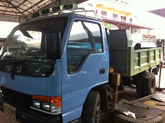 ISUZU NPR หัวการ์ตูน  (ดั้ม-เทรน TADANO 2.5 ตัน) ทำสีใหม่ทั้งคัน ตัวรถ NPR66LX5S-7101573 เครื่อง 4HF1-261685 (120 แรงม้า) เครื่องฟิตใหม่ คัสซีสวย ทะเบียนพร้อมโอน