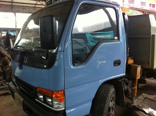 ISUZU NPR หัวการ์ตูน  (ดั้ม-เทรน TADANO 2.5 ตัน) ทำสีใหม่ทั้งคัน ตัวรถ NPR66LX5S-7101573 เครื่อง 4HF1-261685 (120 แรงม้า) เครื่องฟิตใหม่ คัสซีสวย ทะเบียนพร้อมโอน