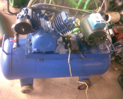 ปั้มลม หัว 1 แรง มอเตอร์ โตชิบา 1 แรงถังใหญ่ครับเป็นแบบ 2 หัวปั้มหัวขนาด 1 แรง มอเตอร์ขนาด 1 แรงครับ ปัมลมเร็วครับสภาพ