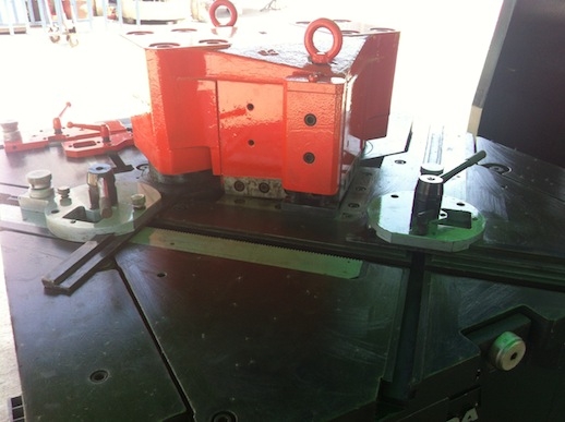 ขายเครื่องตัดมุม Amada CSHW-220