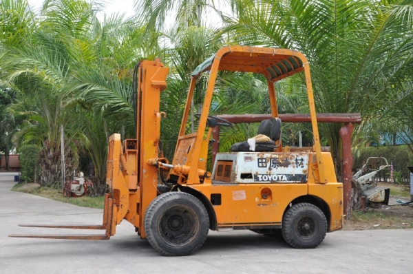 ขายFORKLIFT TOYOTA 2.5ตัน เสาสูง งากระดก เครื่องดีเซล สภาพสวยเดิมจากญี่ปุ่น ขาย159,000เท่านั้น