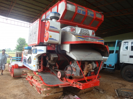 รถเกี่ยวข้าวศักดิ์พัฒนาปี2553